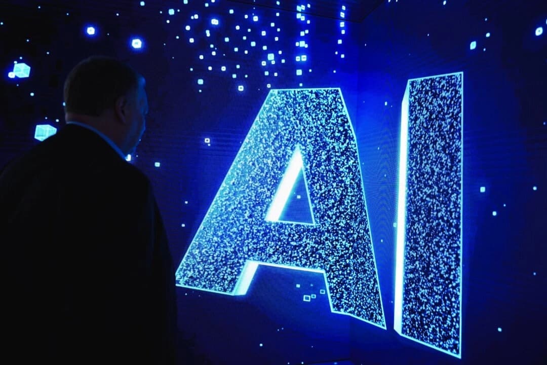Un visitante observa un letrero de IA (inteligencia artificial) en una pantalla animada en el Mobile World Congress (MWC), la mayor reunión anual de la industria de las telecomunicaciones, en Barcelona, el 28 de febrero de 2023. (Josep Lago/AFP vía Getty Images)
