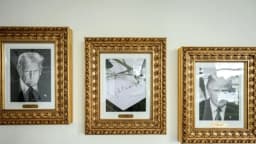 Trump cuelga retrato de la firma de Biden hecha con "autopen" en el nuevo Muro de la Fama Presidencial