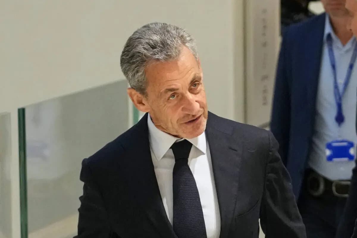 El expresidente francés Nicolas Sarkozy llega al Tribunal de París, en París, Francia, el 25 de septiembre de 2025. (AP Photo/Christophe Ena)