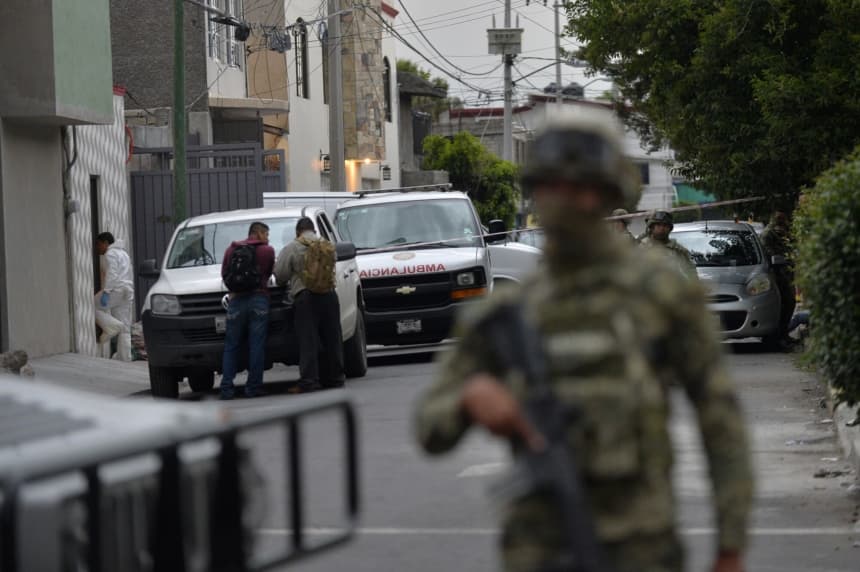 Miembros de la Marina de México montan guardia tras un tiroteo en el que ocho presuntos narcotraficantes fueron abatidos en Tláhuac, Ciudad de México, el 20 de julio de 2017. (PEDRO PARDO/AFP via Getty Images)