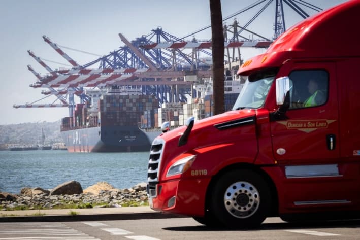 Camioneros se preparan para recoger contenedores de envío del puerto de Long Beach, California, el 28 de marzo de 2025. (John Fredricks/The Epoch Times)