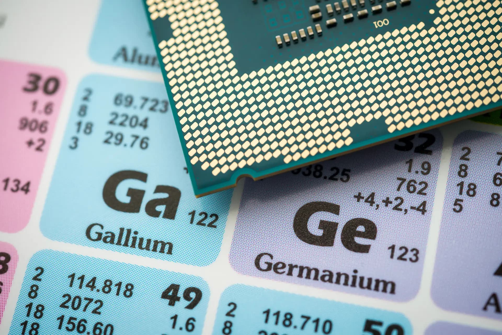 El germanio (Ge) y el galio (Ga) aparecen en la tabla periódica junto a un procesador CPU. En 2023, China restringió las exportaciones de galio, germanio y grafito a Estados Unidos, elementos fundamentales para los semiconductores, la energía solar y las tecnologías de defensa. En abril, China amplió las restricciones para incluir el gadolinio, el disprosio, el lutecio, el samario, el escandio, el terbio y el itrio. (Pla2na a través de Getty Images).