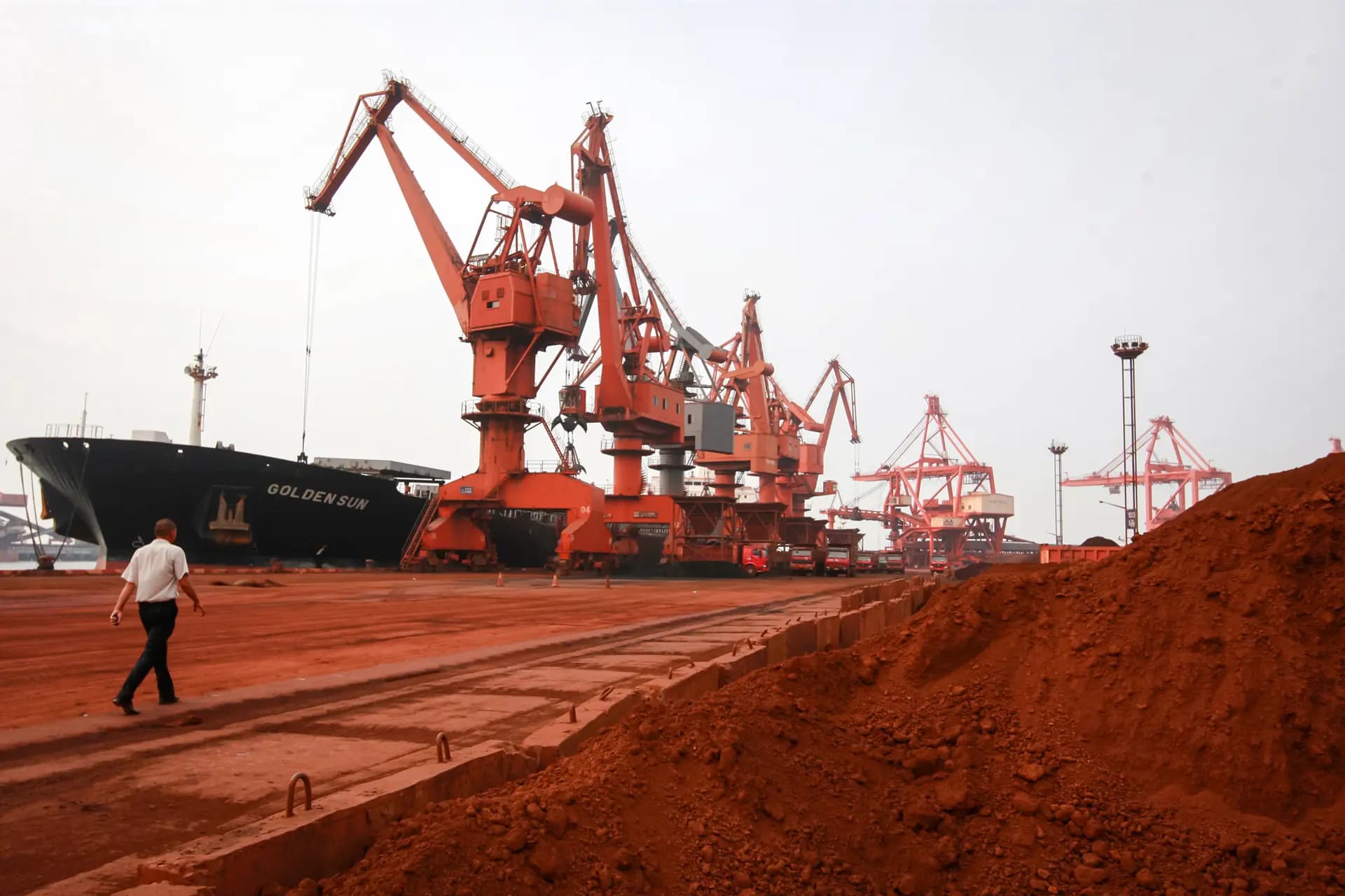 El 5 de septiembre de 2010, en un puerto de Lianyungang, provincia de Jiangsu, China, unas excavadoras recogen tierra que contiene diversas tierras raras para cargarla en un barco. (STR/AFP a través de Getty Images)