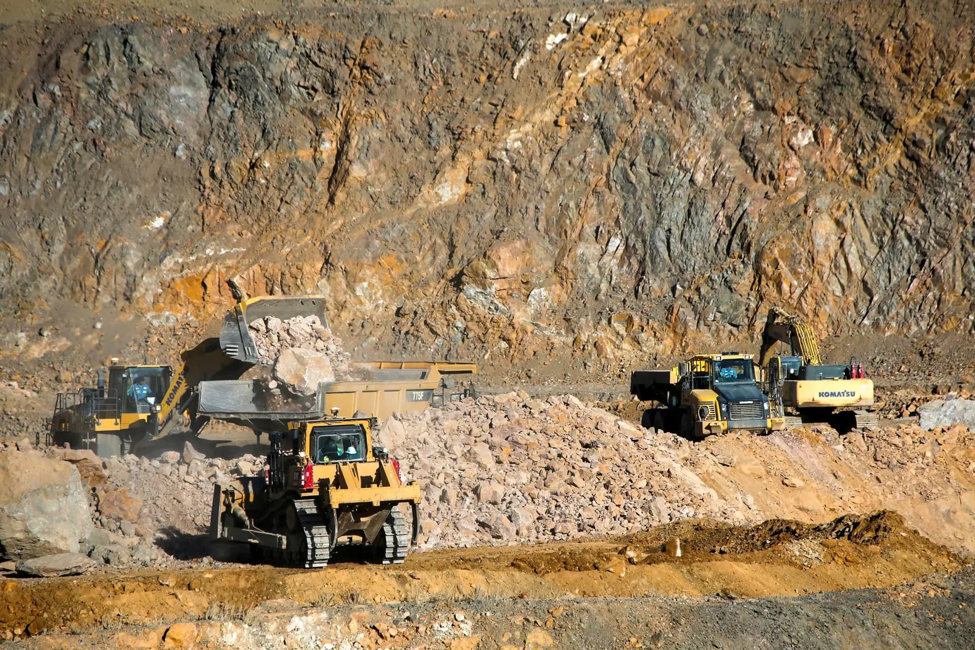 Cargadoras sobre ruedas cargan camiones con mineral en la mina de tierras raras MP Materials en Mountain Pass, California, el 30 de enero de 2020. Hasta este verano, era la única mina de tierras raras en Estados Unidos. (Steve Marcus/Reuters).