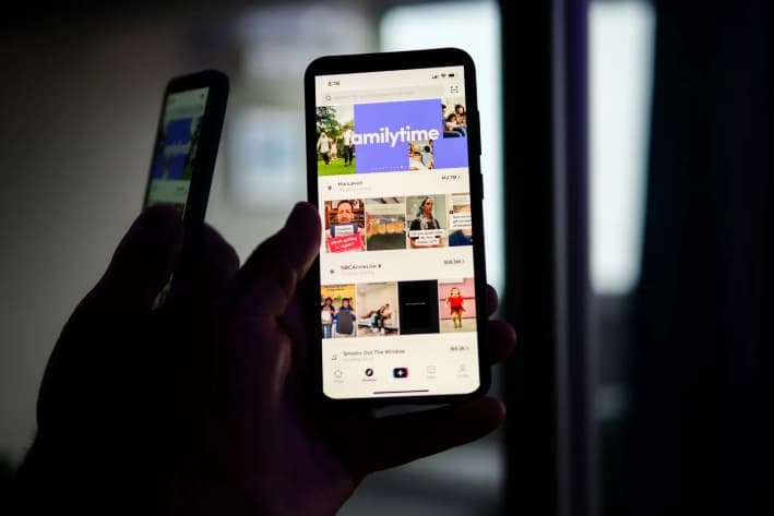 Un hombre sostiene un teléfono con la aplicación TikTok en una foto de archivo del 11 de agosto de 2024. Una encuesta realizada en 2024 a adolescentes de Inglaterra y Gales reveló que el 44 % de los usuarios de TikTok afirmaban haber visto contenidos violentos en el último año. (Oleksii Pydsosonnii/The Epoch Times)
