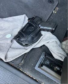 Esta foto proporcionada por el Servicio de Inmigración y Control de Aduanas de Estados Unidos muestra una pistola cargada encontrada en el vehículo del superintendente de las Escuelas Públicas de Des Moines, Ian Roberts, el viernes 26 de septiembre de 2025. (ICE vía AP).