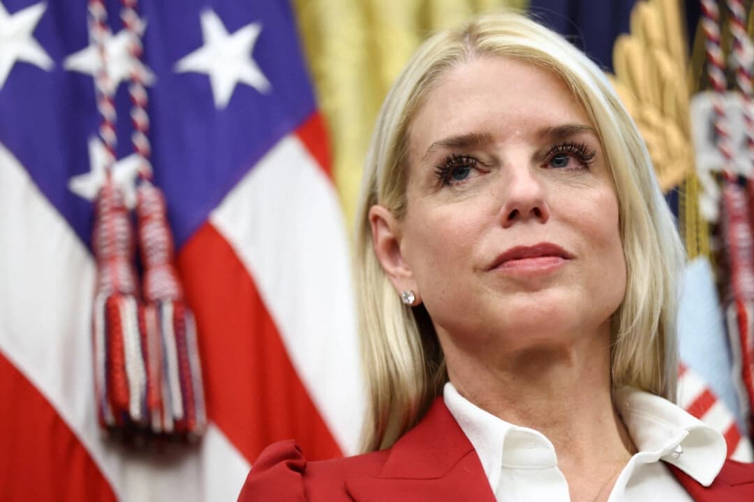 Bondi envía agentes del DOJ a instalaciones del ICE tras ataque en Dallas