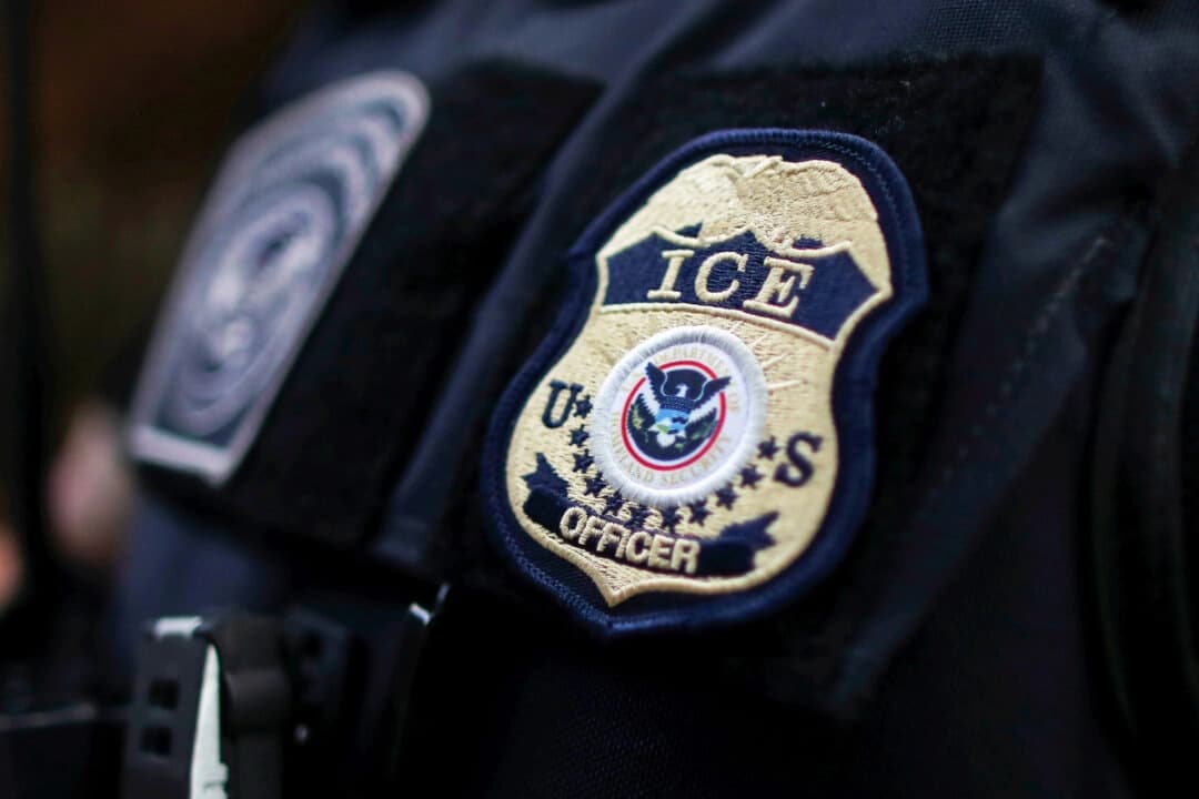 Insignia de un agente del Servicio de Inmigración y Control de Aduanas de Estados Unidos en Hawthorne, California, el 1 de marzo de 2020. (Lucy Nicholson/Reuters)