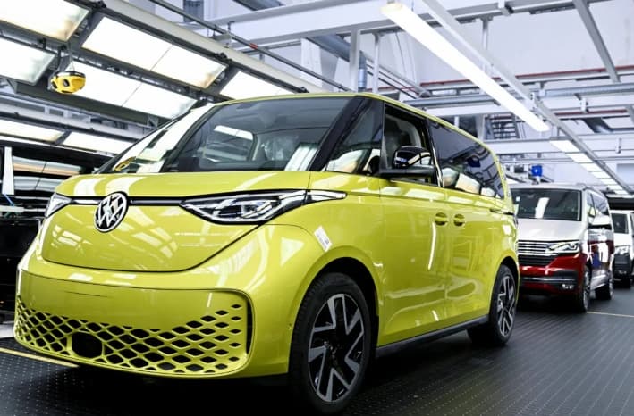 Un VW ID Buzz totalmente eléctrico en la línea de producción de una planta de Volkswagen en Hannover, Alemania, el 16 de junio de 2022. (Fabian Bimmer/Reuters)