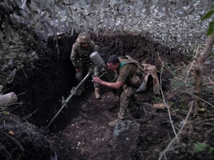 En esta foto proporcionada por el servicio de prensa de la 93.° Brigada Mecanizada Independiente Kholodnyi Yar de Ucrania, los soldados disparan un mortero hacia las posiciones de las tropas rusas cerca de Kostyantynivka, en la región de Donetsk, Ucrania, el 26 de agosto de 2025. (Iryna Rybakova/93.° Brigada Mecanizada de Ucrania a través de AP)