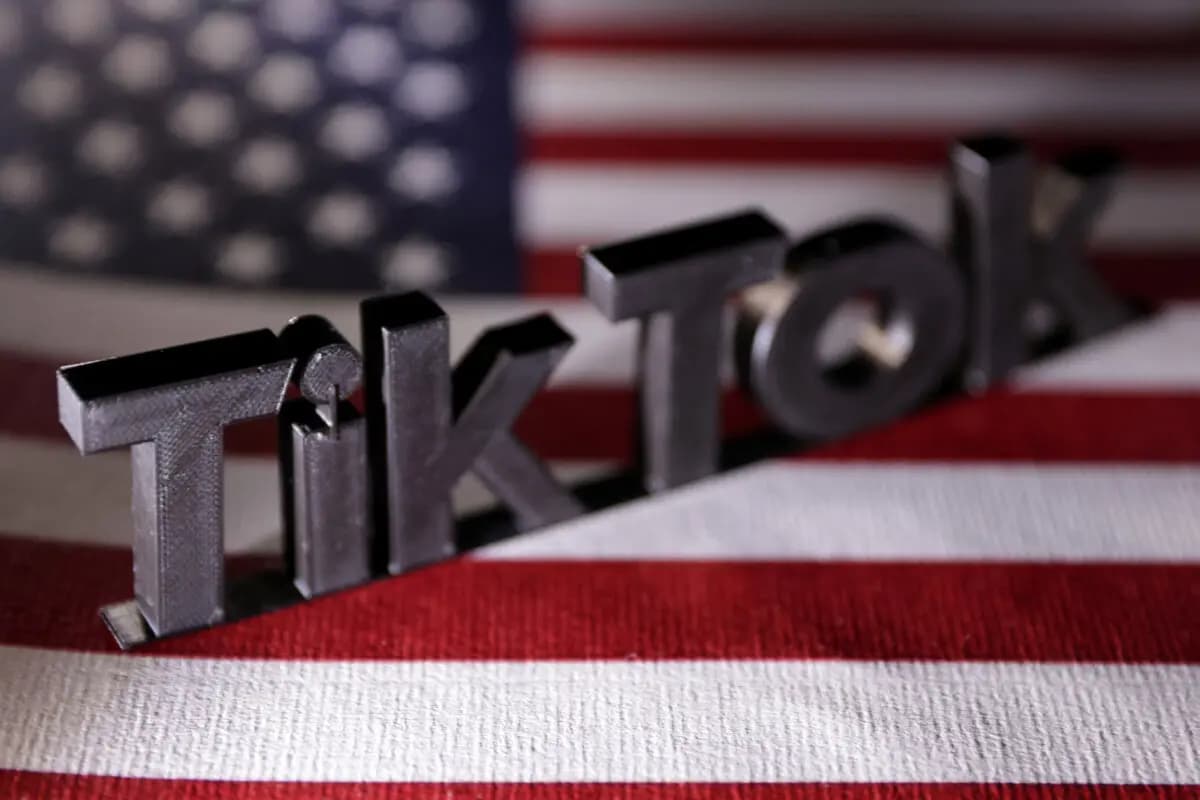 El logotipo de TikTok aparece sobre una bandera estadounidense en esta ilustración tomada el 25 de abril de 2024. (Dado Ruvic/Ilustración/Foto de archivo/Reuters)