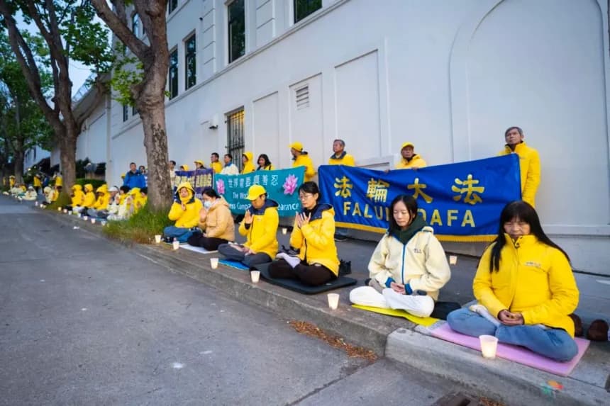 Practicantes meditando durante una manifestación frente al Consulado de China en San Francisco el 25 de abril de 2025.( Gary Wang/The Epoch Times)