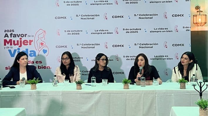 De izquierda a derecha: Alison González, pedagoga; Dara Sánchez, comunicadora; Luisa Argueta, activista; Paulina Hernández, abogada; María José, médico pasante. (Eduardo Tzompa / Epoch Times)