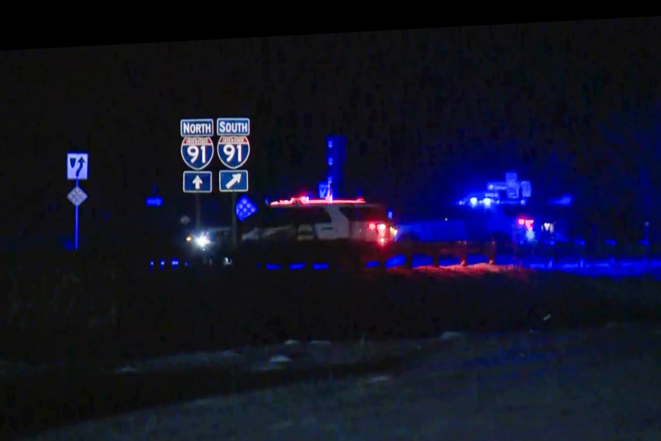 <em>La policía cierra una carretera tras un tiroteo en el que se vio involucrado un agente de la Patrulla Fronteriza de Estados Unidos en la Interestatal 91, cerca de Coventry, Vermont, el 20 de enero de 2025. Los expertos afirman que la ideología, las redes sociales, los trastornos de salud mental y medicación pueden estar impulsando las recientes tendencias de violencia y radicalización entre las personas que se identifican como transgénero. WCAX vía AP</em>