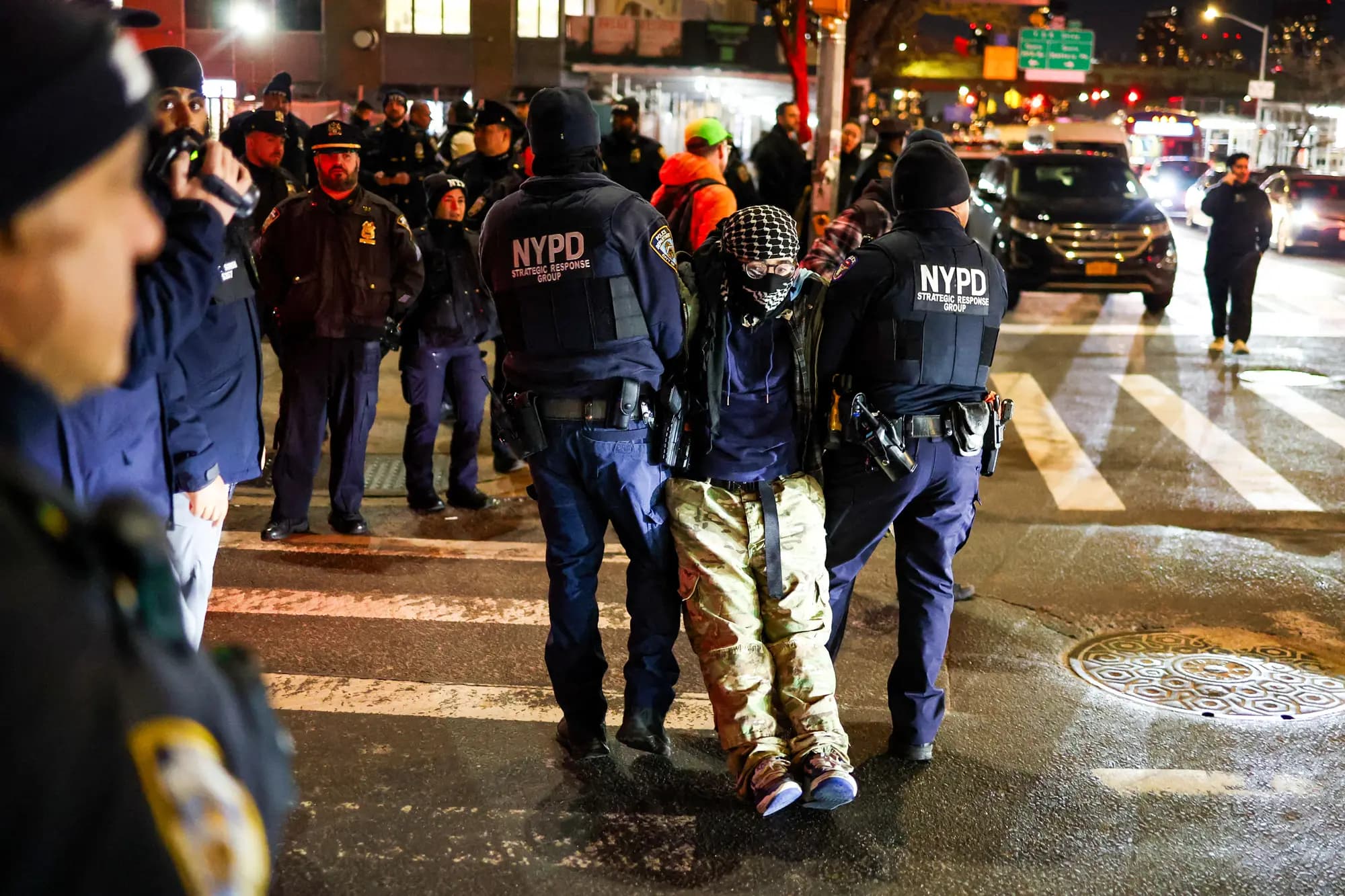 <em>La policía de Nueva York detiene a un manifestante durante una manifestación a favor de las personas transgénero en la ciudad de Nueva York el 3 de febrero de 2025. El presidente Donald Trump dijo recientemente que su administración está examinando el posible extremismo transgénero en el país. Charly Triballeau/AFP a través de Getty Images</em>