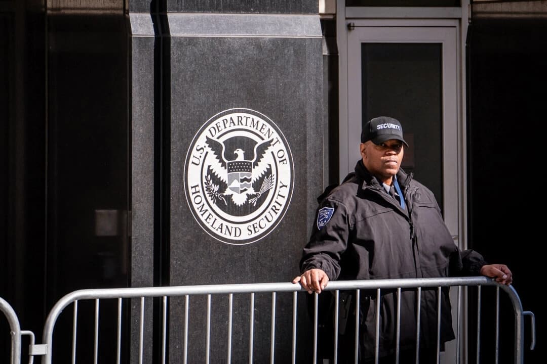 Donald Trump ordena pagar salarios atrasados a empleados de Seguridad Nacional