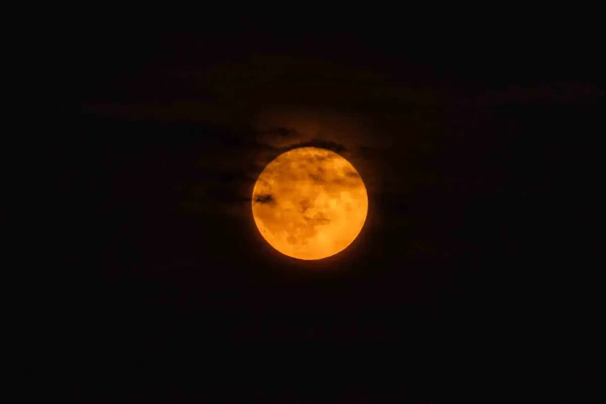 Una superluna se eleva sobre el puerto de Boston en 2024. (Joseph Prezioso /AFP vía Getty Images)