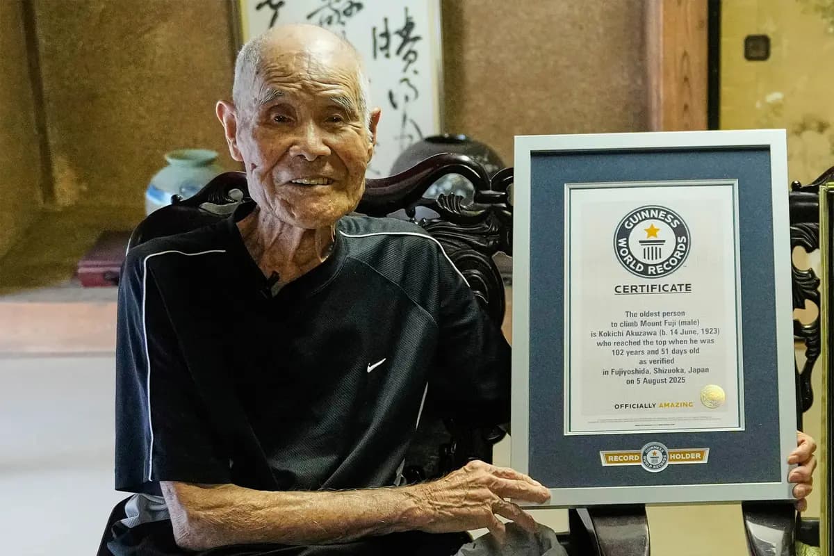 <em>Kokichi Akuzawa, recientemente reconocido por Récords Guinness de los Récords como la persona más longeva en escalar el Monte Fuji, posa para una foto con su certificado Guinness durante una entrevista en Maebashi, al norte de Tokio. (Foto AP/Hiro Komae)</em>