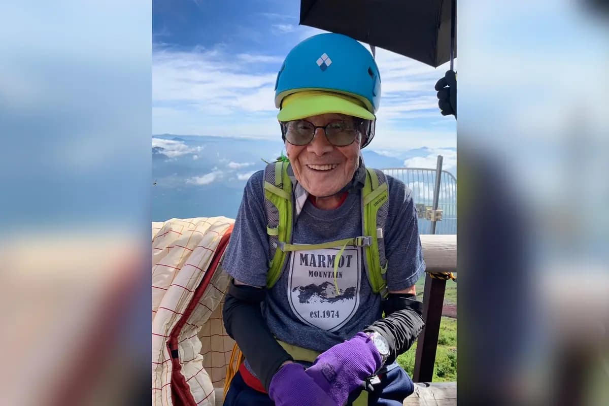 <em>Kokichi Akuzawa posa mientras escala el monte Fuji, al oeste de Tokio, el 5 de agosto de 2025. (Foto cortesía de la familia vía AP)</em>