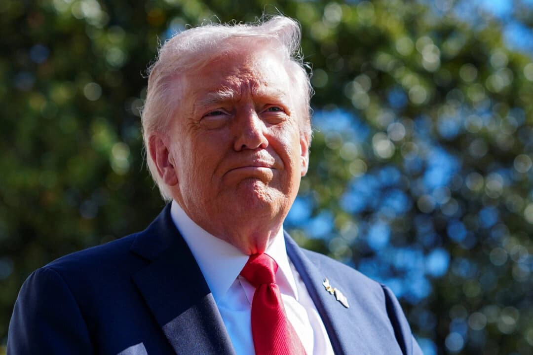 El presidente Donald Trump parte de la Casa Blanca rumbo a Norfolk, Virginia, con motivo de la celebración del 250 aniversario de la Armada, desde el jardín sur de la Casa Blanca en Washington, el 5 de octubre de 2025. (Aaron Schwartz/REUTERS)