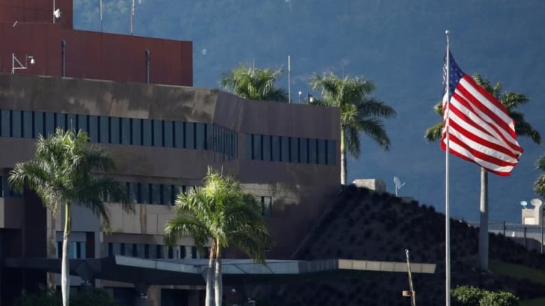 Maduro dice que hay un complot de "bandera falsa" contra la embajada estadounidense en Venezuela
