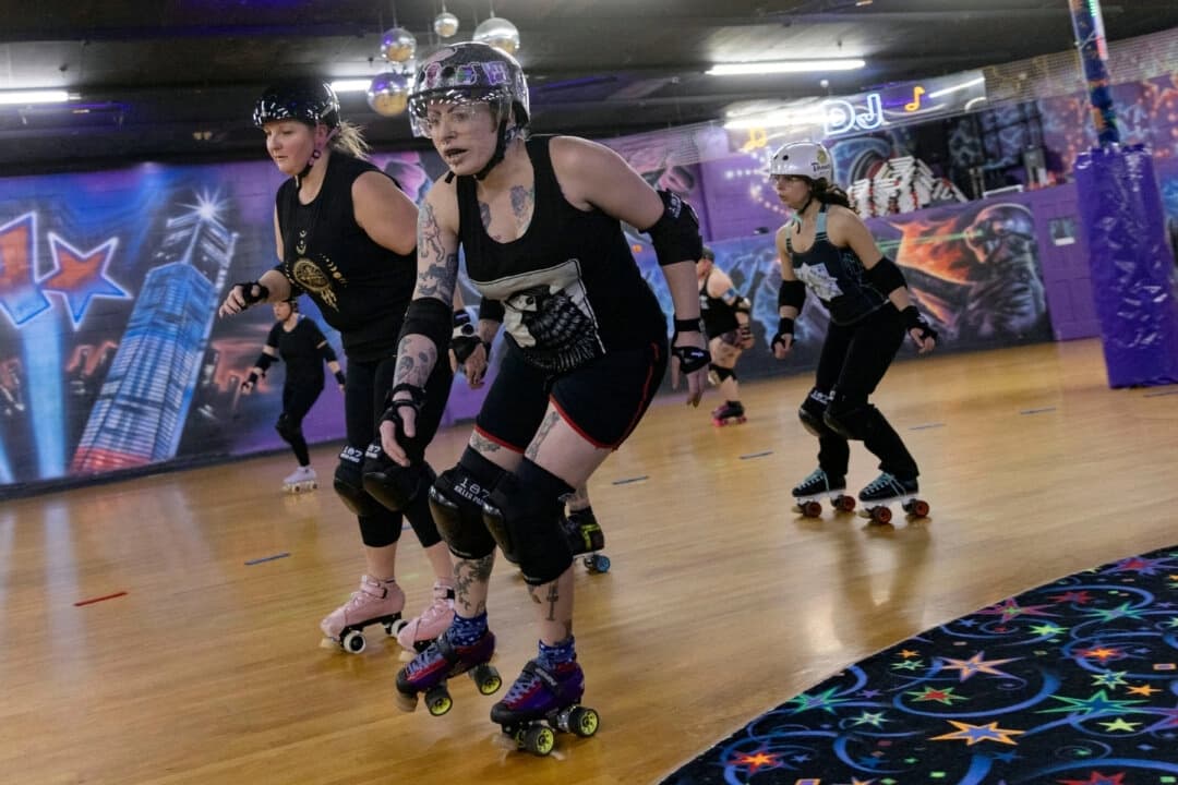 La fotografía de archivo muestra a los miembros de los Long Island Roller Rebels entrenando en Seaford, estado de Nueva York, el 19 de marzo de 2023. (Jeenah Moon/AP Photo)