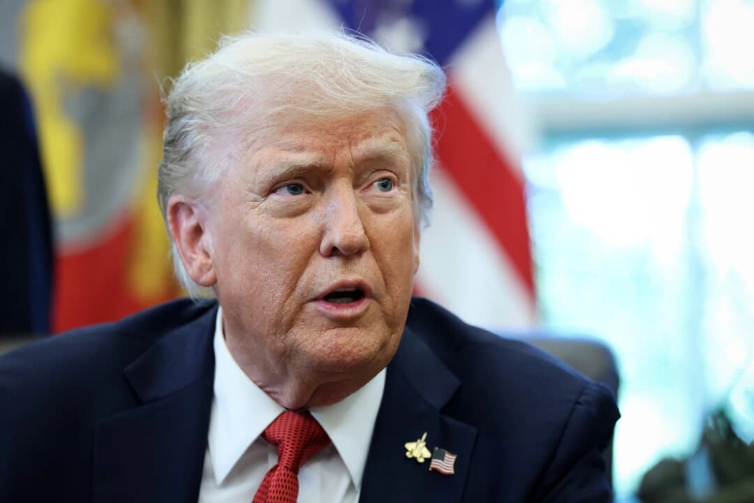 El presidente Donald Trump habla en el Despacho Oval de la Casa Blanca en Washington D. C., el 6 de octubre de 2025. (Anna Moneymaker/Getty Images).