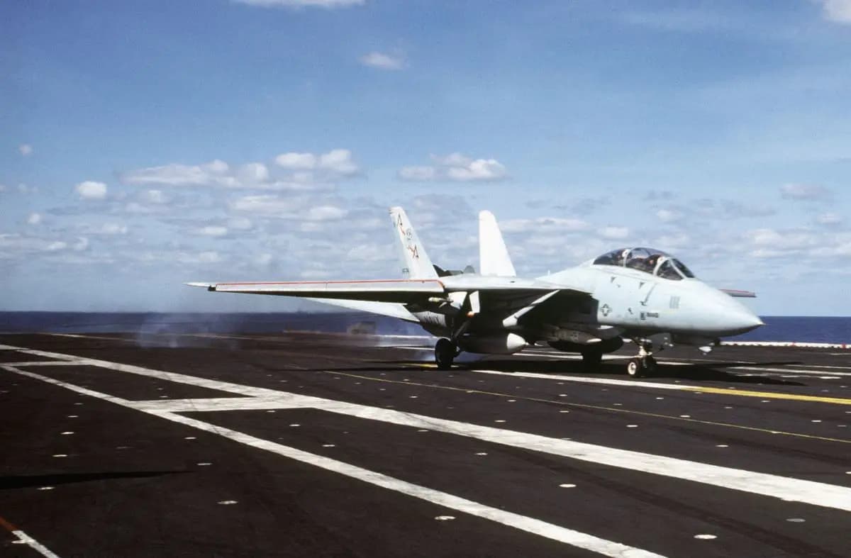 Un F-14 Tomcat se engancha al cable a bordo del portaaviones USS Saratoga durante su crucero por el Mediterráneo entre 1985 y 1986. (Dominio público)