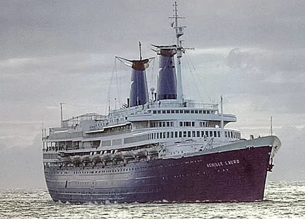 El transatlántico italiano Achille Lauro. <a href="https://commons.wikimedia.org/wiki/User:Georgfotoart" target="_blank" rel="noopener">Georgfotoart</a> / <a href="https://creativecommons.org/licenses/by-sa/3.0/" target="_blank" rel="noopener">CC BY-SA 3.0</a>