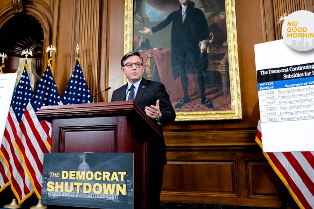 El presidente de la Cámara de Representantes, Mike Johnson (R-La.), ofrece una rueda de prensa sobre el cierre del gobierno en el Capitolio de Estados Unidos el 6 de octubre de 2025. (Saul Loeb/AFP a través de Getty Images)