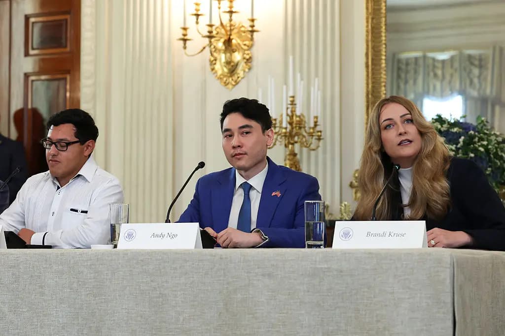 Brandi Kruse (derecha) habla junto a Andy Ngo (centro) durante una mesa redonda en el comedor de estado de la Casa Blanca el 8 de octubre de 2025. La administración Trump realizó la mesa redonda para debatir sobre el grupo extremista de extrema izquierda Antifa después de firmar una orden ejecutiva que lo designaba como "organización terrorista nacional". (Anna Moneymaker/Getty Images)