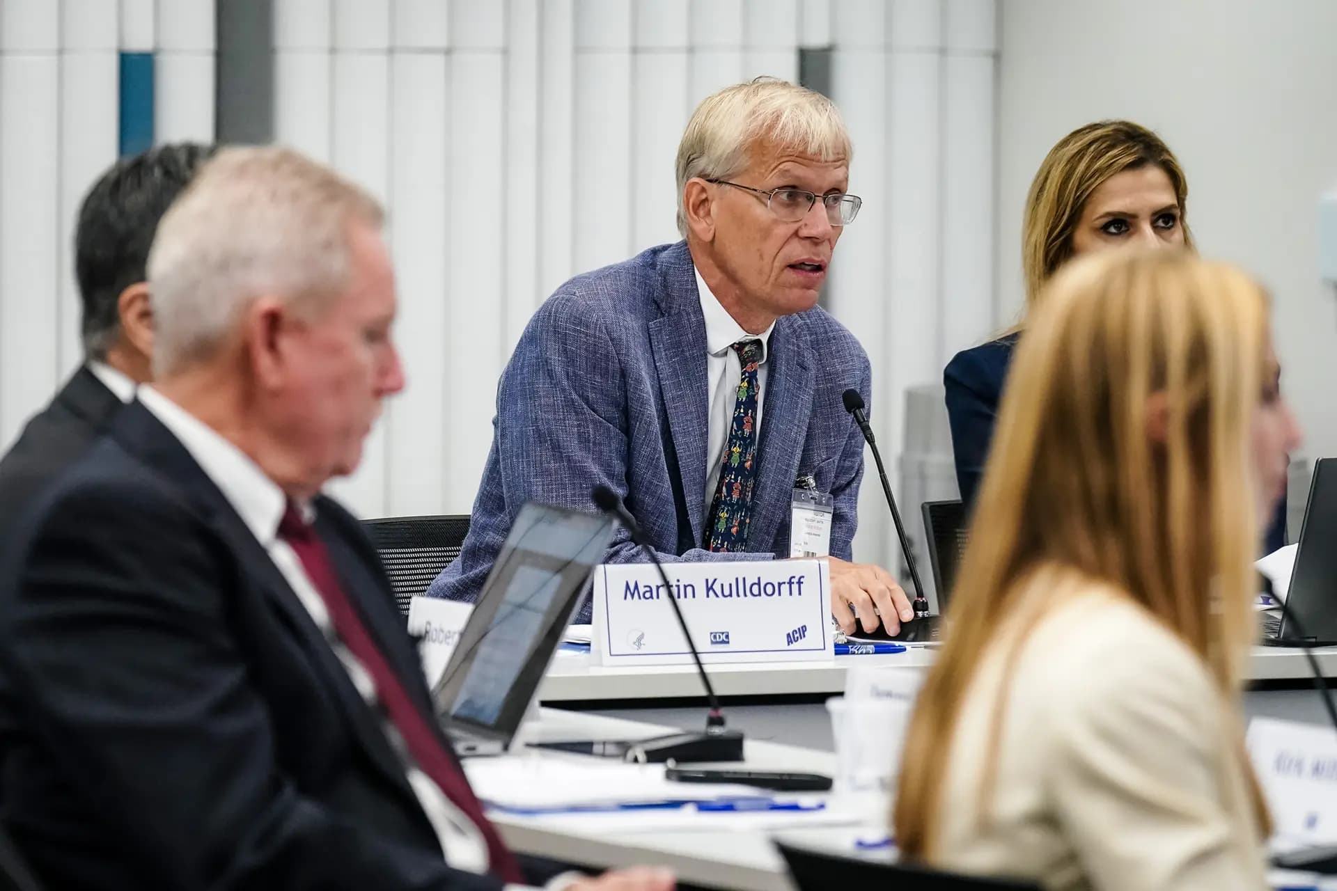 Martin Kulldorff habla durante una reunión del Comité Asesor sobre Prácticas de Inmunización de los CDC en Chamblee, Georgia, el 18 de septiembre de 2025. El grupo asesor federal sobre vacunas, designado por el secretario de Salud, Robert F. Kennedy Jr., formulará recomendaciones sobre quiénes deben recibir la vacuna contra COVID-19 y si todos los bebés deben vacunarse contra la hepatitis B al nacer. (Elijah Nouvelage/Getty Images)