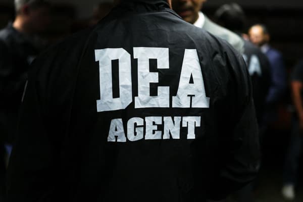 <em>Un agente de la DEA (Charly Triballeau/AFP via Getty Images)</em>