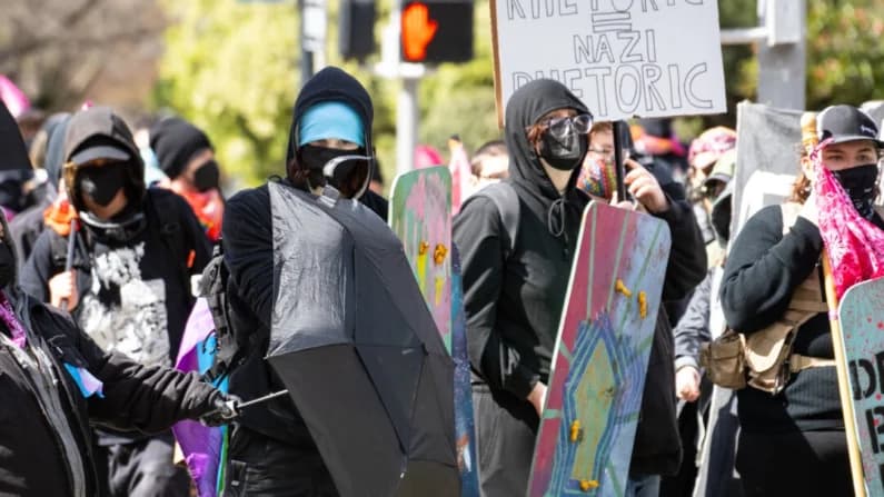 Miembros de Antifa abandonan Estados Unidos tras ser designada como organización terrorista