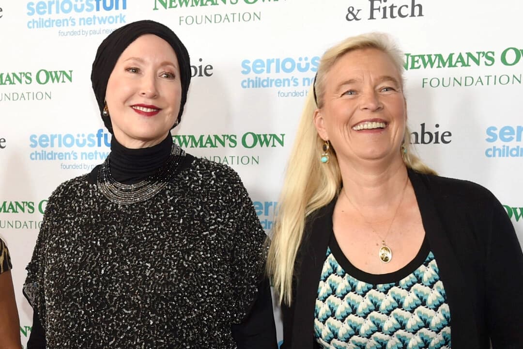 Susan Newman (izq.) y Nell Newman llegan al evento de SeriousFun Children's Network en el Dolby Theatre de Los Ángeles el 14 de mayo de 2015. (Chris Pizzello/Invision/AP)