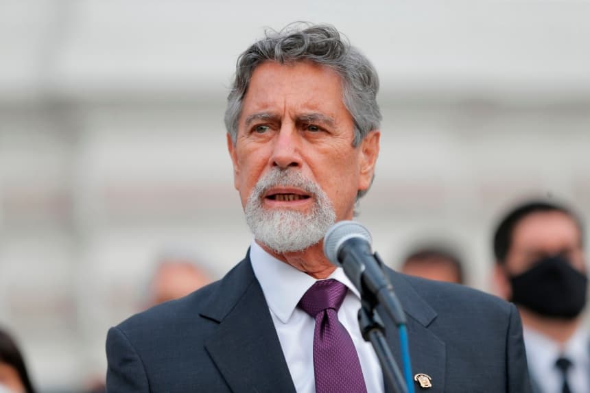 El congresista peruano Francisco Sagasti habla después de ser elegido presidente interino de Perú en el Congreso en Lima, el 16 de noviembre de 2020. (LUKA GONZALES/AFP via Getty Images)