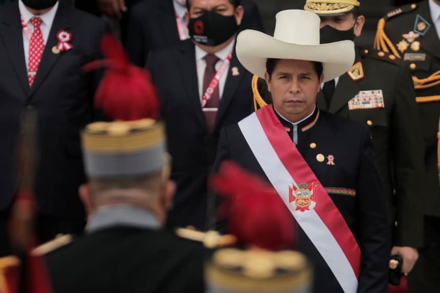 El presidente de Perú, Pedro Castillo, sale del Congreso portando la banda presidencial tras la ceremonia de inauguración presidencial el 28 de julio de 2021 en Lima, Perú. (Getty Images/Getty Images)