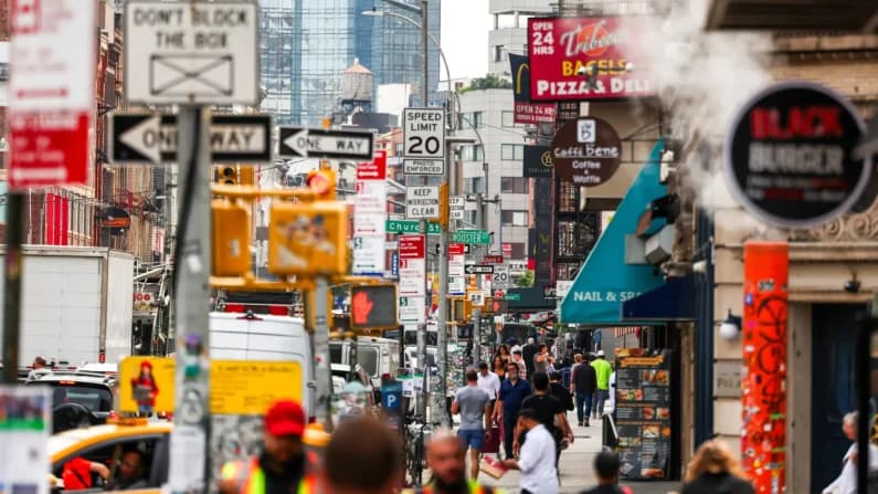 Encuesta: Los lectores ven y resisten la influencia comunista en Estados Unidos