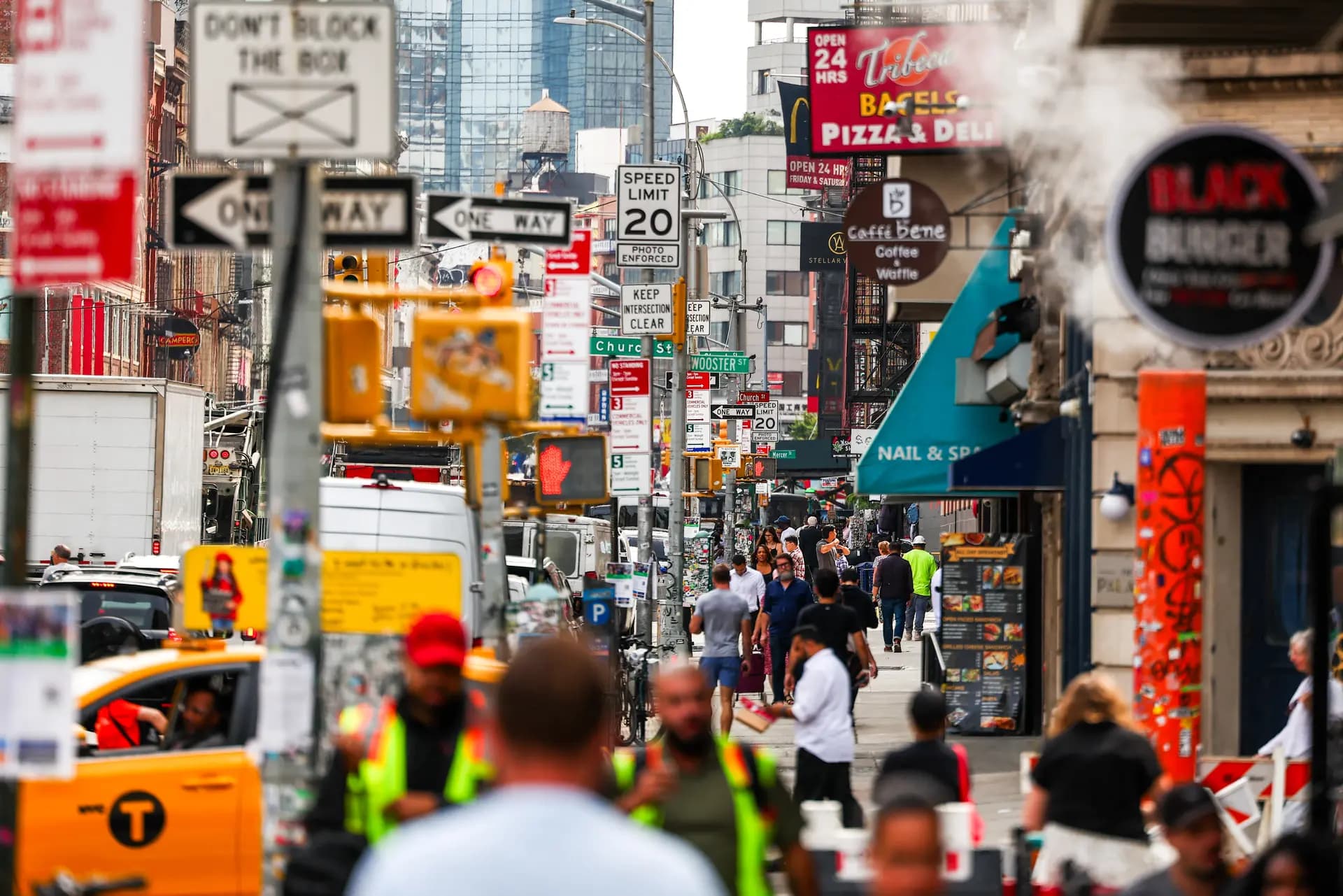 Peatones y automóviles circulan por una calle de Chinatown, en el distrito de Manhattan de la ciudad de Nueva York, el 30 de septiembre de 2025. Charly Triballeau/AFP vía Getty Images