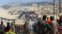 Ciudadanos de Gaza comienzan a regresar a sus hogares tras el alto al fuego