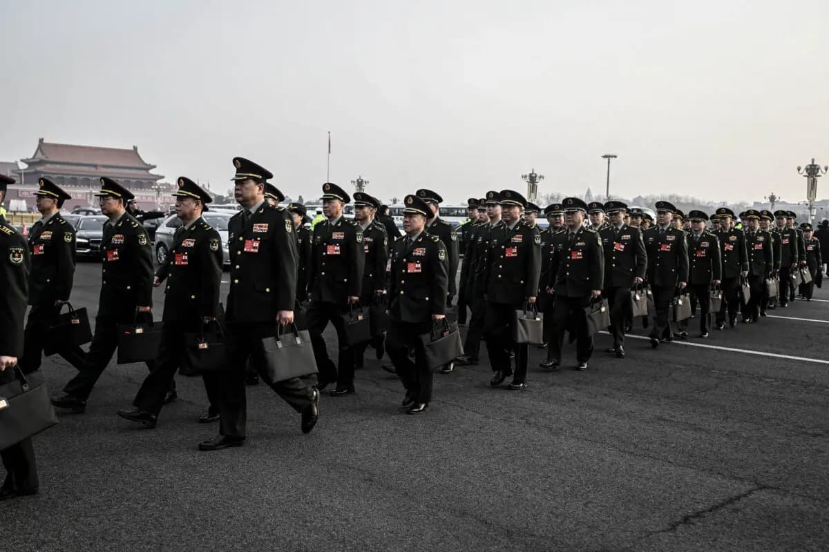 <em>Delegados militares llegan a la sesión inaugural de la Asamblea Popular Nacional (APN) en el Gran Salón del Pueblo en Beijing el 5 de marzo de 2025. (Wang Zhao/AFP vía Getty Images)</em>