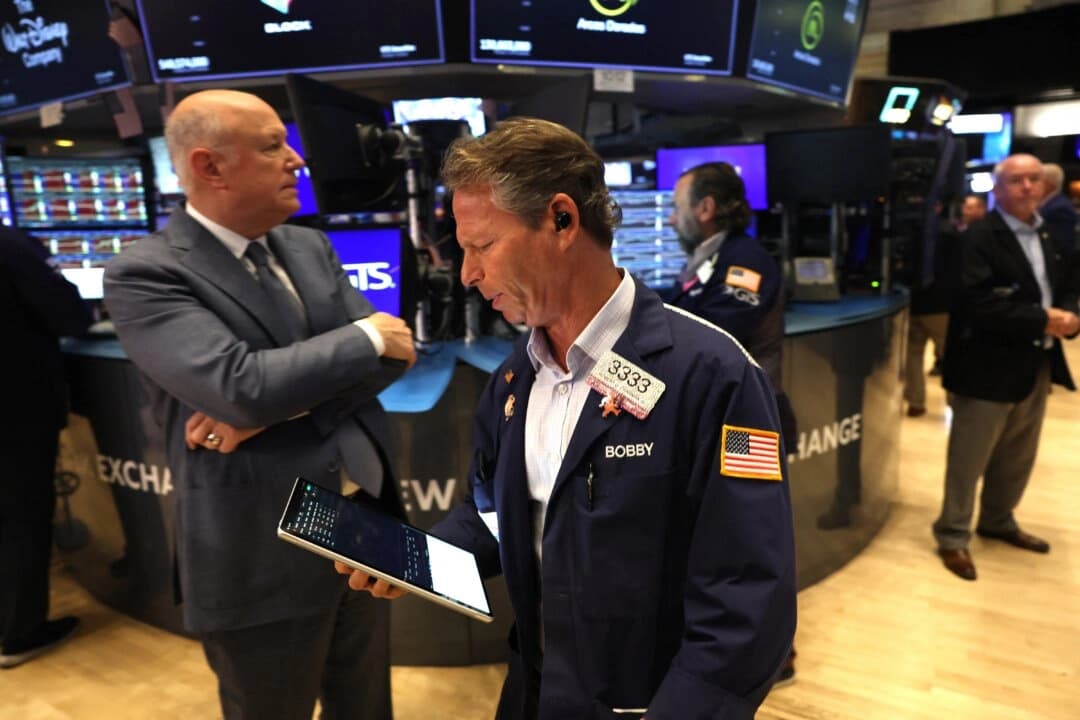 Wall Street sufre fuerte caída por disputa comercial EE. UU.-China