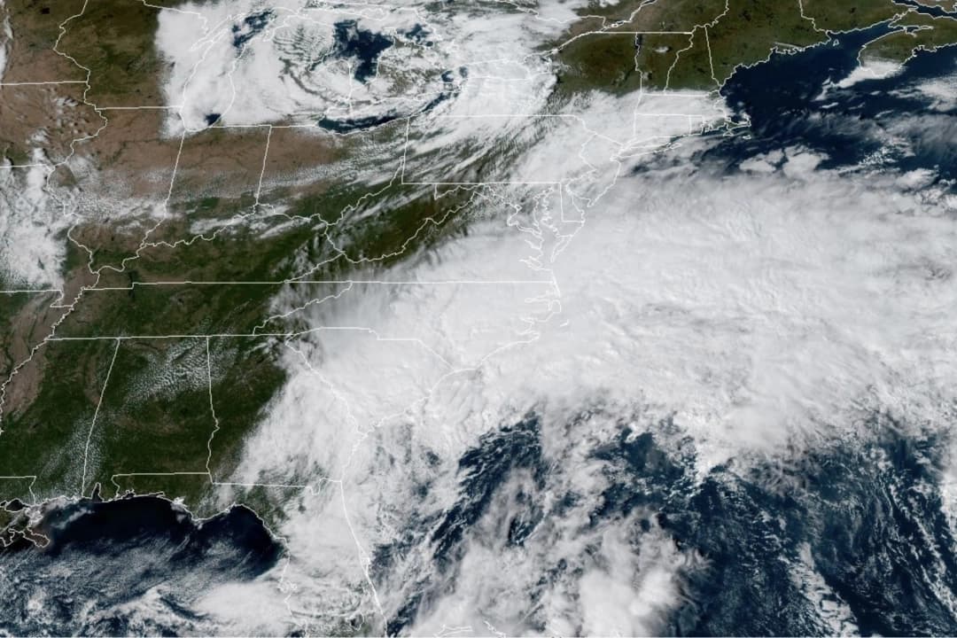 Imagen satelital de una tormenta costera que se aproxima a la costa este de los Estados Unidos el 11 de octubre de 2025. (Captura de pantalla/NOAA - NESDIS/STAR - GOES 19).