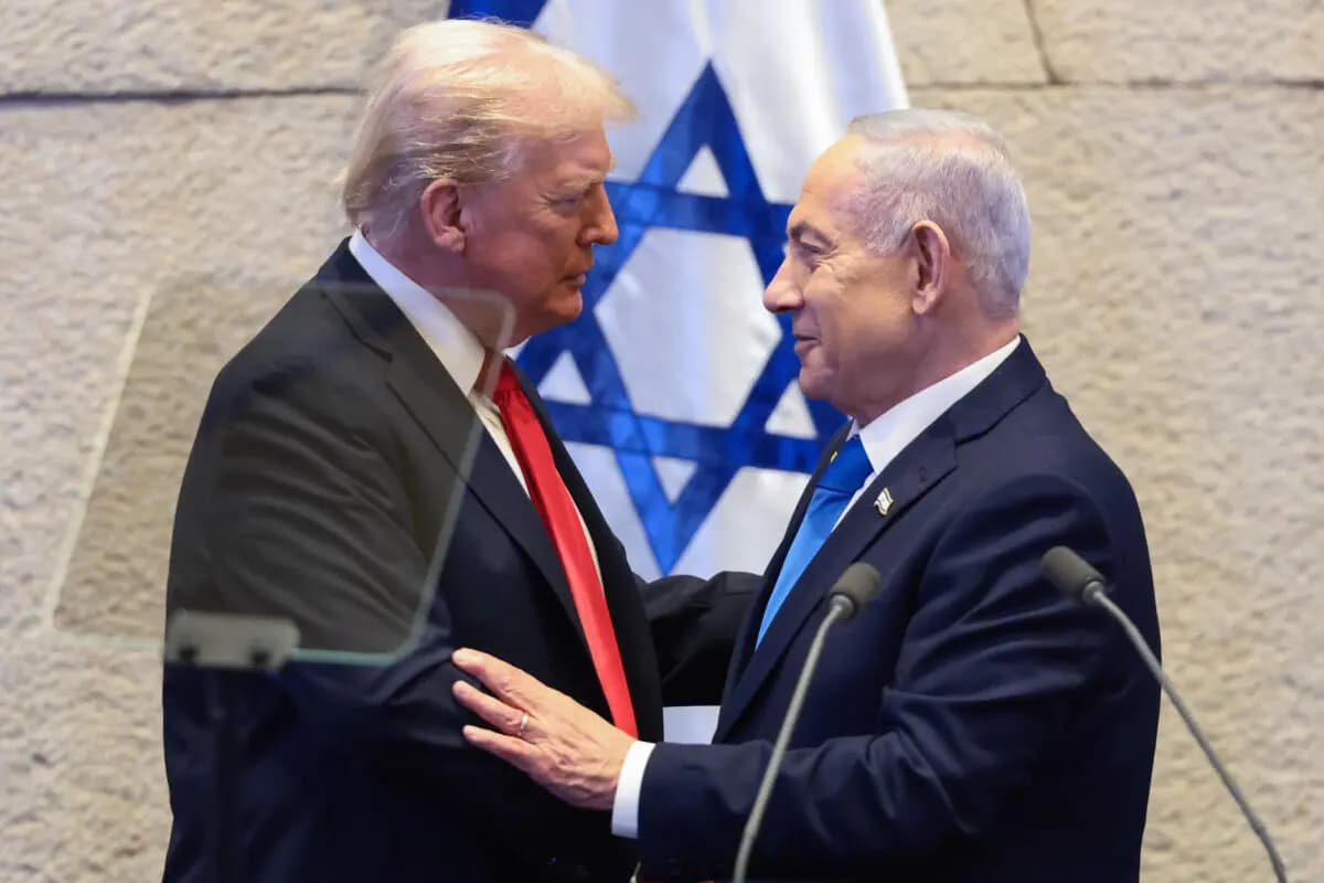 El presidente de Estados Unidos, Donald Trump, habla con el primer ministro israelí, Benjamin Netanyahu, en la Knéset, el parlamento israelí en Jerusalén, el 13 de octubre de 2025. (Evelyn Hockstein/Getty Images)