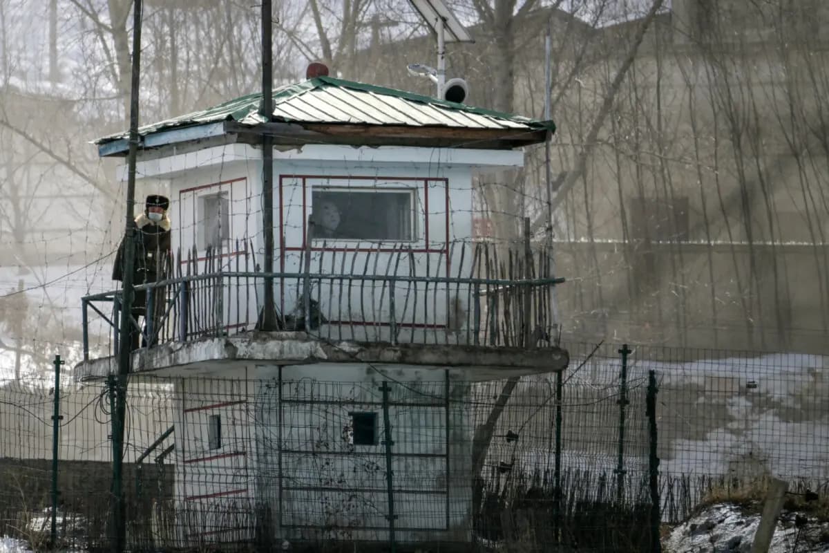 <em>Una torre de vigilancia en la frontera de la aldea norcoreana de Hyesan, vista desde Changbai, en la provincia nororiental china de Jilin. (Pedro Pardo/AFP vía Getty Images)</em>