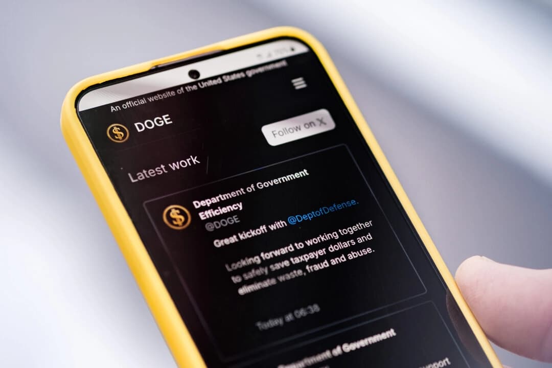 Una página del sitio web del Departamento de Eficiencia Gubernamental (DOGE) se muestra en un teléfono. (Oleksii Pydsosonnii/The Epoch Times)
