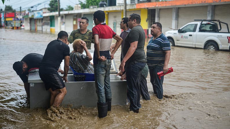 De propaganda, inundaciones, ineptitudes...