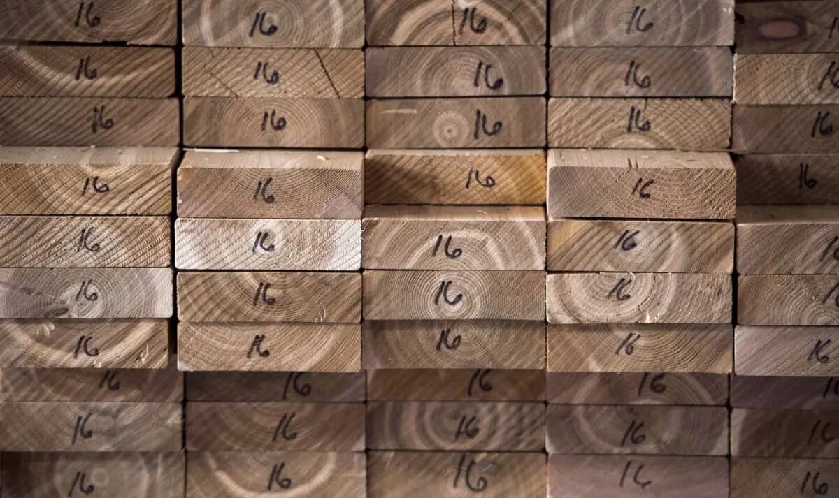 Tablones de cedro apilados en un almacén de madera de Montreal el 25 de abril de 2017. (The Canadian Press/Paul Chiasson)