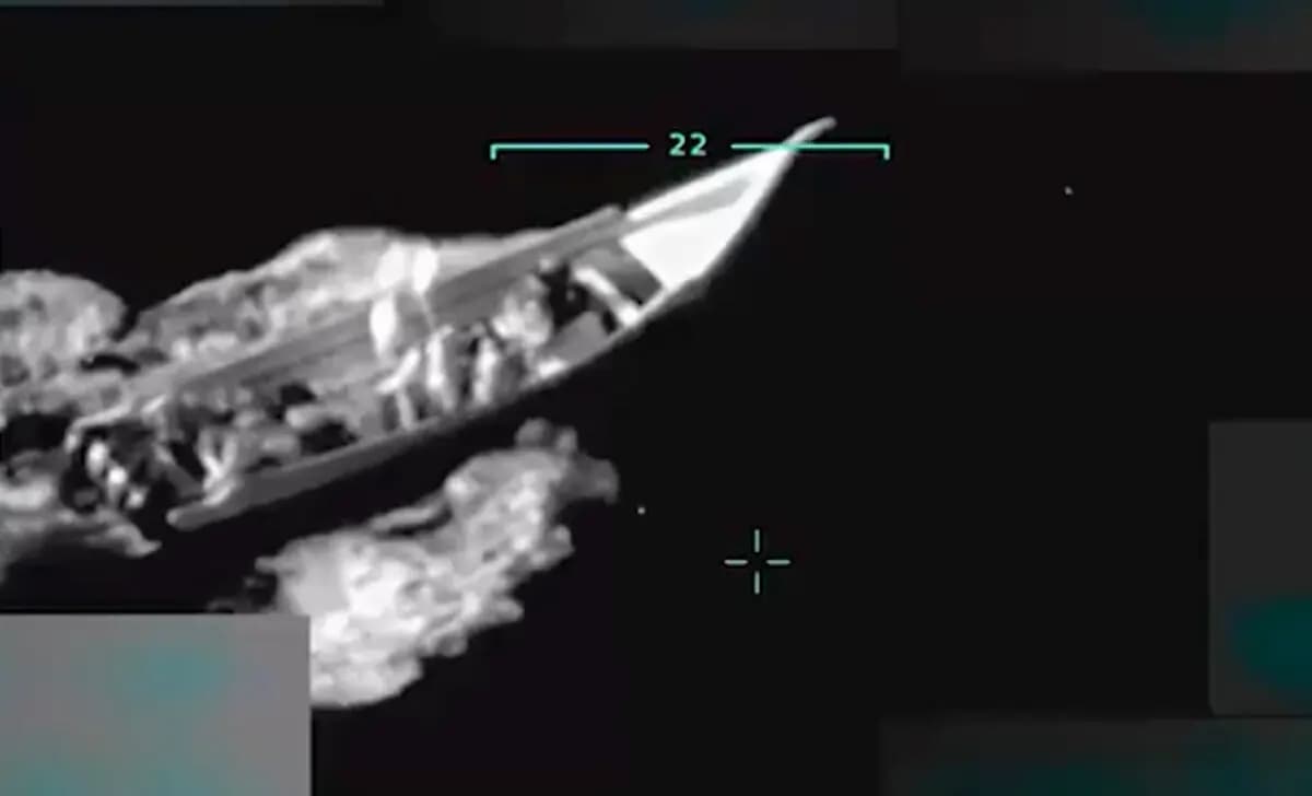 El ejército estadounidense lleva a cabo un ataque militar mortal contra un presunto barco de drogas vinculado al cártel Tren de Aragua, en una imagen fija de un video del ataque compartido por el presidente Donald Trump en Truth Social el 2 de septiembre de 2025. (@realDonaldTrump vía Truth Social)