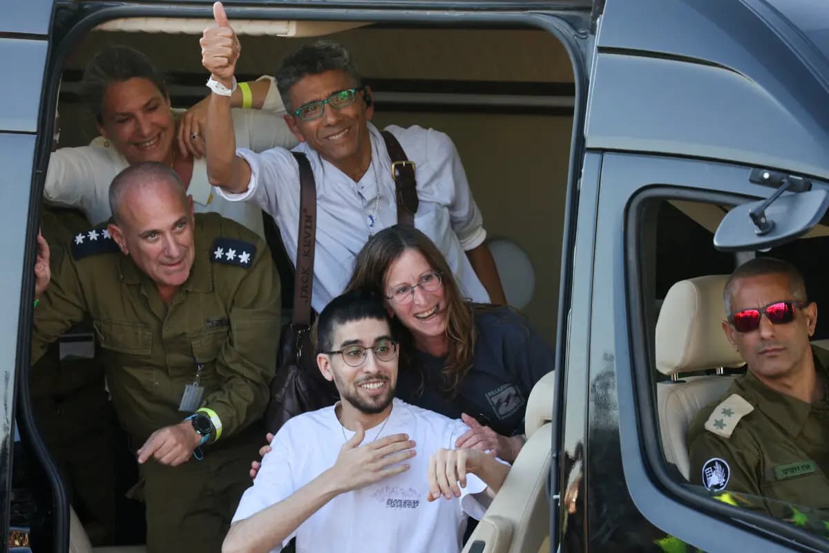 <em>El rehén israelí liberado, Evyatar David, reacciona a su llegada al Hospital Beilinson del Centro Médico Rabin en Petah Tikva, en el centro de Israel, el 13 de octubre de 2025. (Gil Cohen-Magen/AFP vía Getty Images)</em>
